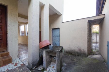 Casa à venda com 235m², 5 quartos e 4 vagas Casa à venda com 235m², 5 quartos e 4 vagasQuintal