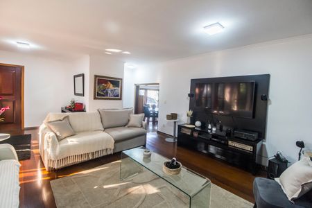 Casa de condomínio à venda com 420m², 5 quartos e 4 vagas Casa de condomínio à venda com 420m², 5 quartos e 4 vagasSala de TV