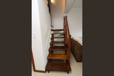 Casa de condomínio à venda com 110m², 2 quartos e 2 vagasEscada