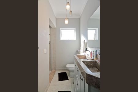 Casa à venda com 290m², 4 quartos e 3 vagas Casa à venda com 290m², 4 quartos e 3 vagasBanheiro da Suíte