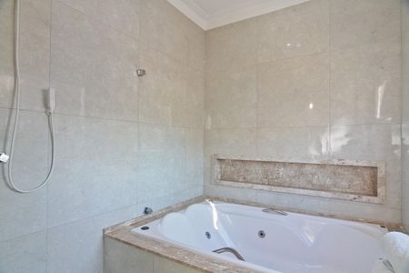 Casa à venda com 290m², 4 quartos e 3 vagas Casa à venda com 290m², 4 quartos e 3 vagasBanheiro da Suíte