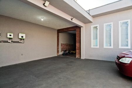 Casa à venda com 290m², 4 quartos e 3 vagas Casa à venda com 290m², 4 quartos e 3 vagasÁrea externa