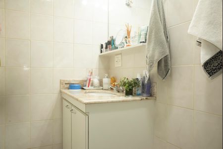 Apartamento à venda com 75m², 2 quartos e 2 vagasBanheiro da Suíte