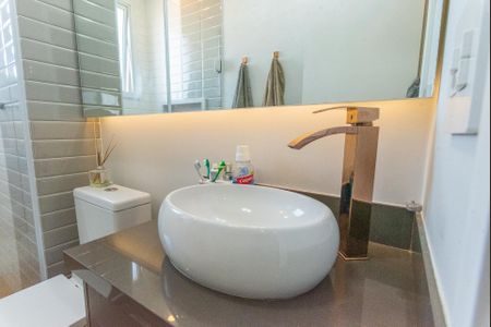 Apartamento à venda com 75m², 2 quartos e 2 vagas Apartamento à venda com 75m², 2 quartos e 2 vagasBanheiro da Suíte 1