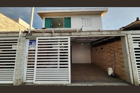 Casa para alugar com 96m², 3 quartos e 2 vagas Casa para alugar com 96m², 3 quartos e 2 vagasFachada
