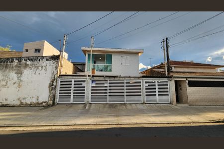 Casa para alugar com 96m², 3 quartos e 2 vagas Casa para alugar com 96m², 3 quartos e 2 vagasFachada
