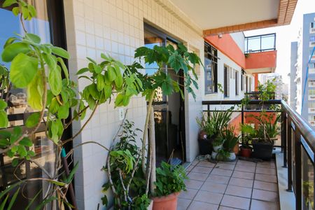 Apartamento à venda com 205m², 3 quartos e 3 vagas Apartamento à venda com 205m², 3 quartos e 3 vagasVaranda da Sala