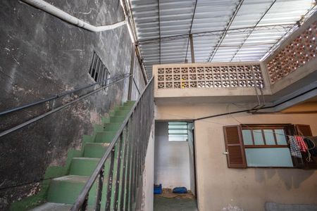 Casa para alugar com 195m², 2 quartos e 2 vagasEscada para terraço