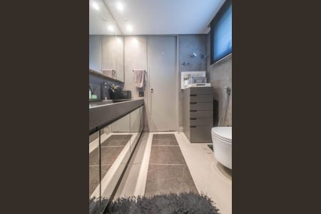 Apartamento à venda com 248m², 3 quartos e 5 vagasBanheiro da Suíte 2