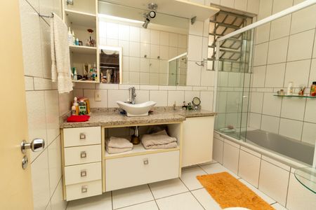 Casa à venda com 324m², 3 quartos e 2 vagasBanheiro da Suíte