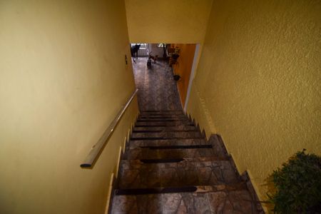 Casa à venda com 104m², 2 quartos e 2 vagasEscada