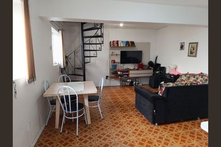 Casa à venda com 95m², 2 quartos e 4 vagasSala