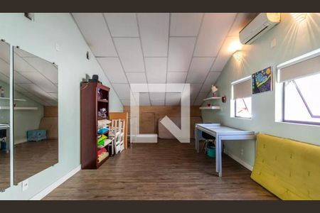 Casa à venda com 120m², 3 quartos e 2 vagasSotão