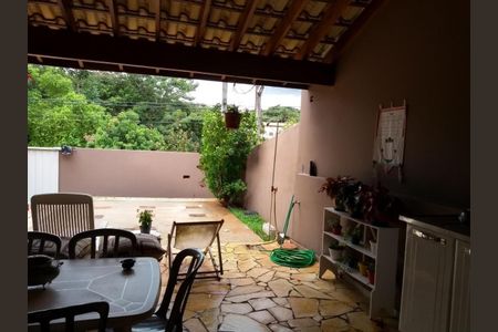 Casa à venda com 220m², 2 quartos e 3 vagas Casa à venda com 220m², 2 quartos e 3 vagasFoto 02