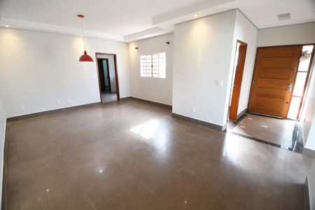 Casa à venda com 234m², 4 quartos e 3 vagasSala 2