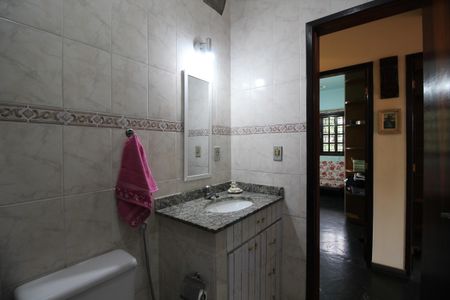 Casa de condomínio à venda com 256m², 4 quartos e 4 vagasBanheiro de Serviços