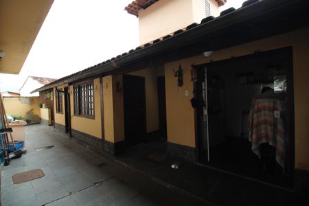 Casa de condomínio à venda com 256m², 4 quartos e 4 vagasEdícula