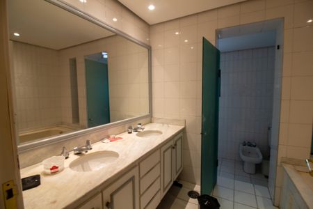 Apartamento à venda com 249m², 4 quartos e 4 vagasBanheiro da Suíte 3