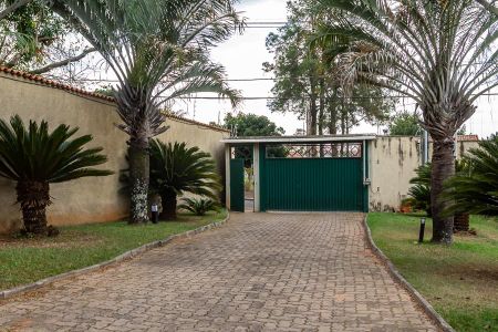 Casa para alugar com 2000m², 6 quartos e 4 vagas Casa para alugar com 2000m², 6 quartos e 4 vagasPortão de acesso a casa