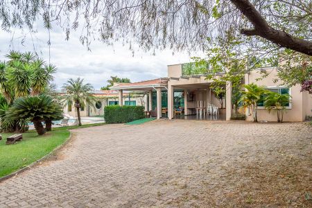 Casa para alugar com 2000m², 6 quartos e 4 vagas Casa para alugar com 2000m², 6 quartos e 4 vagasÁrea verde e fachada da casa
