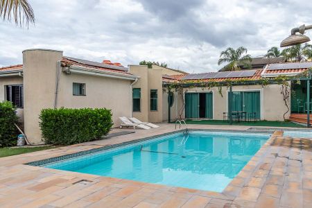 Casa para alugar com 2000m², 6 quartos e 4 vagas Casa para alugar com 2000m², 6 quartos e 4 vagasPiscina e Fachada da casa
