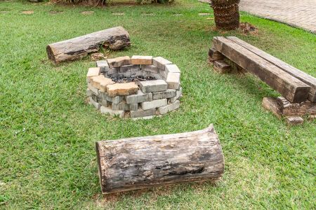 Casa para alugar com 2000m², 6 quartos e 4 vagas Casa para alugar com 2000m², 6 quartos e 4 vagasDetalhe jardim-Fogueira