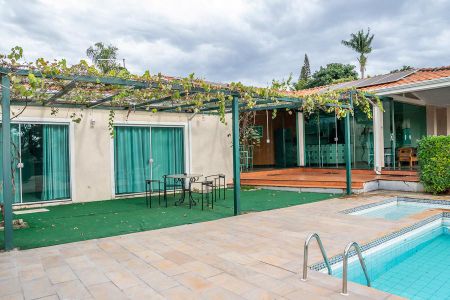 Casa para alugar com 2000m², 6 quartos e 4 vagas Casa para alugar com 2000m², 6 quartos e 4 vagasVaranda