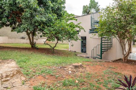 Casa para alugar com 2000m², 6 quartos e 4 vagas Casa para alugar com 2000m², 6 quartos e 4 vagasQuintal fundos e escadaria para terraço