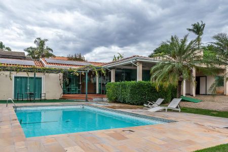 Casa para alugar com 2000m², 6 quartos e 4 vagas Casa para alugar com 2000m², 6 quartos e 4 vagasPiscina e Fachada da casa