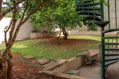 Casa para alugar com 2000m², 6 quartos e 4 vagas Casa para alugar com 2000m², 6 quartos e 4 vagasQuintal fundos e escadaria para terraço