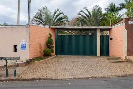 Casa para alugar com 2000m², 6 quartos e 4 vagas Casa para alugar com 2000m², 6 quartos e 4 vagasFachada