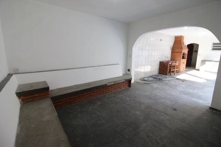 Casa à venda com 300m², 2 quartos e 5 vagasChurrasqueira