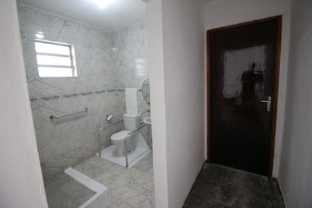 Casa à venda com 300m², 2 quartos e 5 vagasBanheiro da área de serviço