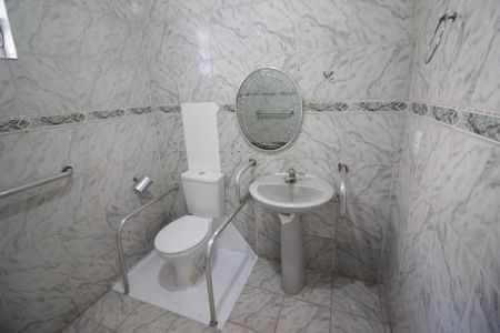 Casa à venda com 300m², 2 quartos e 5 vagasBanheiro da área de serviço