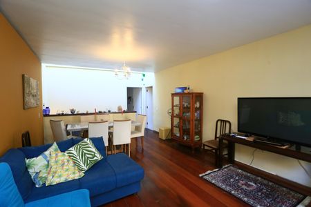 Casa à venda com 240m², 3 quartos e 6 vagasSala