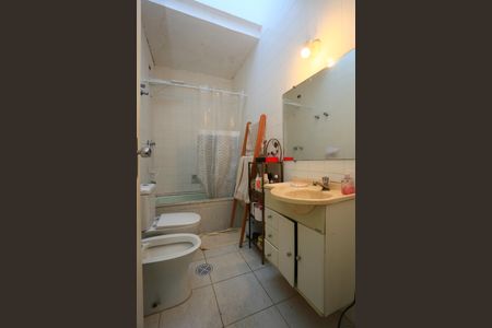 Casa à venda com 240m², 3 quartos e 6 vagasBanheiro da Suíte