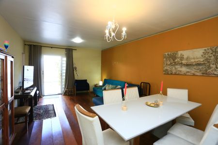 Casa à venda com 240m², 3 quartos e 6 vagasSala