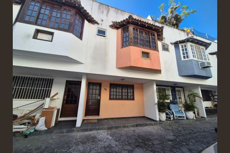 Casa de condomínio à venda com 146m², 3 quartos e 1 vagaFachada