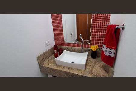 Casa à venda com 285m², 4 quartos e 2 vagas Casa à venda com 285m², 4 quartos e 2 vagasBanheiro de Serviço