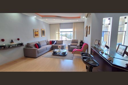 Casa à venda com 285m², 4 quartos e 2 vagas Casa à venda com 285m², 4 quartos e 2 vagasSala