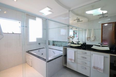 Casa à venda com 382m², 3 quartos e 8 vagas Casa à venda com 382m², 3 quartos e 8 vagasBanheiro da Suíte 3