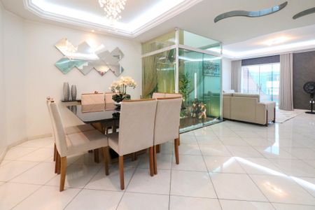 Casa à venda com 382m², 3 quartos e 8 vagas Casa à venda com 382m², 3 quartos e 8 vagasSala de Jantar