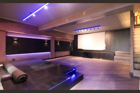 Casa à venda com 382m², 3 quartos e 8 vagas Casa à venda com 382m², 3 quartos e 8 vagasCinema