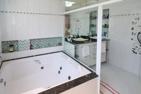 Casa à venda com 382m², 3 quartos e 8 vagas Casa à venda com 382m², 3 quartos e 8 vagasBanheiro da Suíte 3