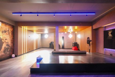 Casa à venda com 382m², 3 quartos e 8 vagas Casa à venda com 382m², 3 quartos e 8 vagasCinema