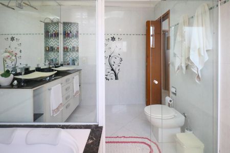 Casa à venda com 382m², 3 quartos e 8 vagas Casa à venda com 382m², 3 quartos e 8 vagasBanheiro da Suíte 3