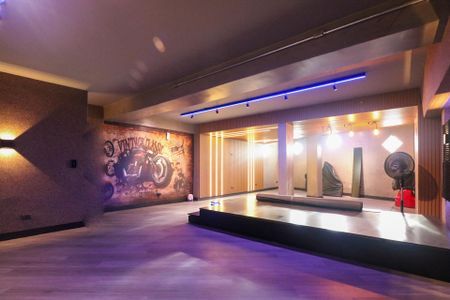 Casa à venda com 382m², 3 quartos e 8 vagas Casa à venda com 382m², 3 quartos e 8 vagasCinema