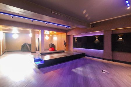 Casa à venda com 382m², 3 quartos e 8 vagas Casa à venda com 382m², 3 quartos e 8 vagasCinema