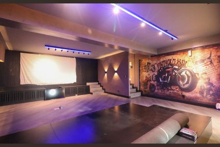 Casa à venda com 382m², 3 quartos e 8 vagas Casa à venda com 382m², 3 quartos e 8 vagasCinema