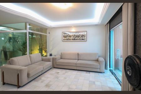 Casa à venda com 382m², 3 quartos e 8 vagas Casa à venda com 382m², 3 quartos e 8 vagasSala